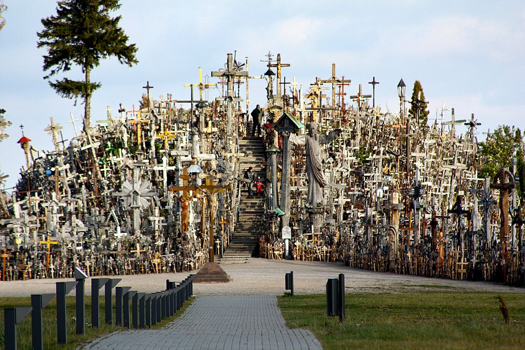 Hill of crosses. Гора крестов (Hill of Crosses), Литва. Гора крестов, Шяуляй, Литва. Гора крестов Шауляй. Город Шауляй Литва достопримечательности.