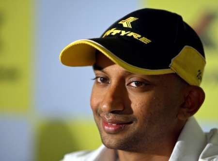 Bývalý indický pilot F1 a nyní testovač stáje Williams Narain Karthikeyan mluví s novináři v Dillí. | Foto: Reuters