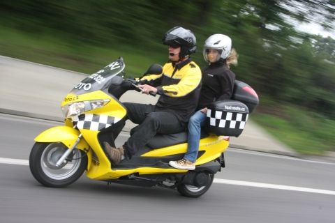 Kromě klasického vozu taxi se v Praze lze nově svézt i motorkou. | Foto: Taxi Moto