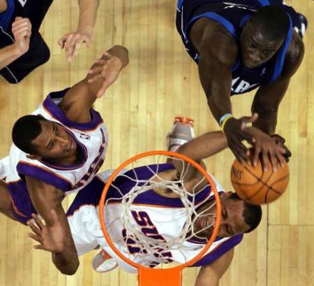 Shawn Marion a Francouz Boris Diaw z Phoenix Suns v podkošovém souboji s DeSagana Diopem z Dallasu Mavericks. | Foto: Reuters