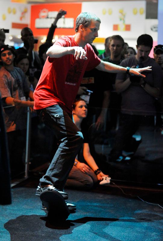 Ovládání ovladačem ve tvaru skateboardu. Bývalý profesionální skater Tony Hawk předvádí svoji herní novinku. | Foto: Reuters