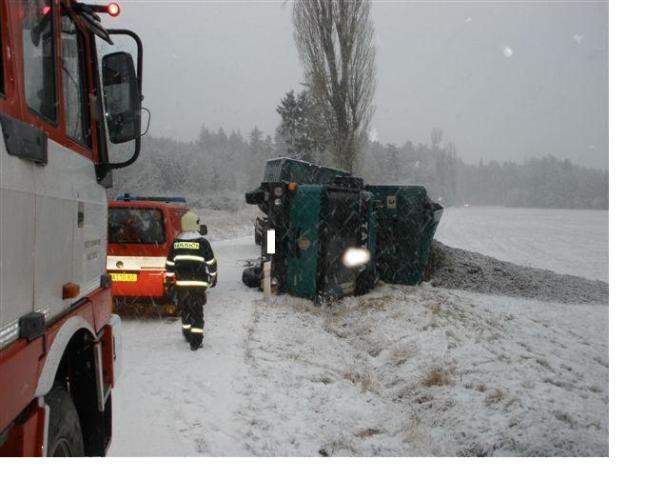 Hasiči vyprošťovali na Vysočině nákladní auto, které sjelo ze silnice. | Foto: HZS Vysočina