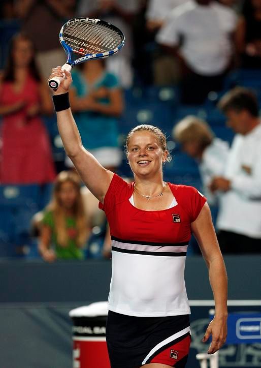 Kim Clijstersová zdraví diváky v Cincinnati | Foto: Reuters