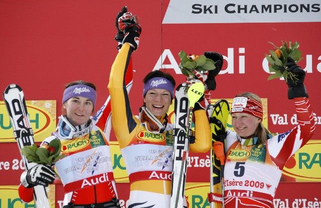 Stupně vítězek ve slalomu na MS ve Val d'Isere: Zleva druhá Šárka Záhrobská, vítězka Maria Rieschová a třetí Finka Tanja Poutiainenová. | Foto: Reuters