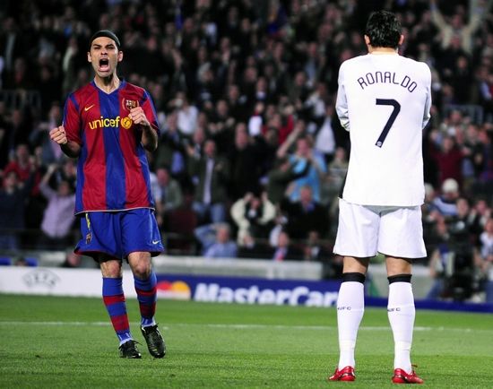 Barcelonský Marquez se raduje poté, co Cristiano Ronaldo neproměnil penaltu. | Foto: Reuters