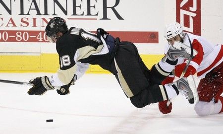 Po zákroku Andrease Liljy letí vzduchem Marián Hossa. | Foto: Reuters