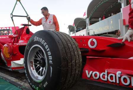 Monopost Ferrari německého jezdce Michaela Schumachera skončil ve Velké ceně Japonska po poruše motoru na odtahovém voze. | Foto: Reuters