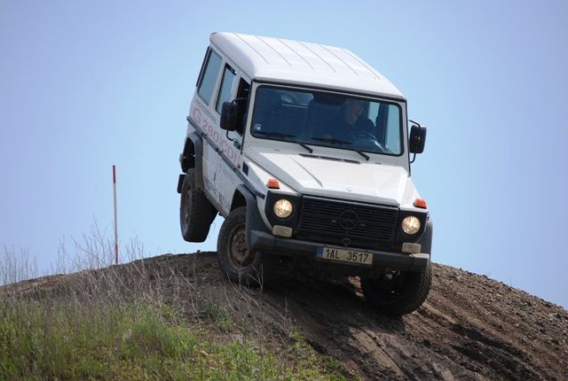 Mercedes třídy G je pravověrné terénní auto | Foto: Radek Pecák