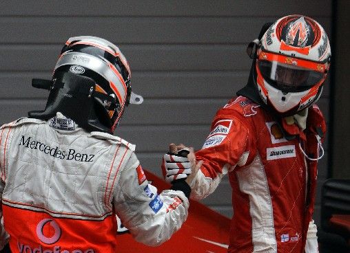 Piloti formule 1 Kimi Räikkönen z týmu Ferrari (vpravo) a Fernando Alonso z McLarenu si gratulují po Velké ceně Číny, kde se udrželi v boji o titul mistra světa. | Foto: Reuters