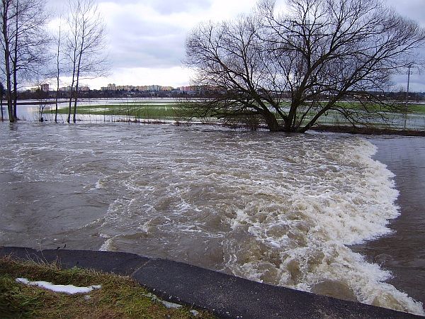 Řeka Mže u Plzně. Zatím se rozlila na louky. | Foto: in-pocasi.cz