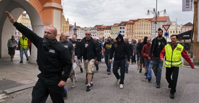 Několik stovek lidí se 29. června po shromáždění na českobudějovickém náměstí (na snímku), kde protestoval proti častým problémům v soužití na sídlišti Máj, vydalo do ink | Foto: ČTK