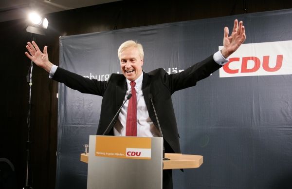 Hamburg's ruling Christian Democratic party (CDU) mayor Ole von Beust celebrates with supporter following regional state elections in Hamburg February 24, 2008. German Chancellor Angela Merkel's conservatives kept power in a regional election in Hamburg on Sunday which also dealt a blow to the Social Democrats (SPD) and could heighten tensions in Berlin's "grand coalition". REUTERS/Morris Mac Matzen (GERMANY) | Foto: Reuters