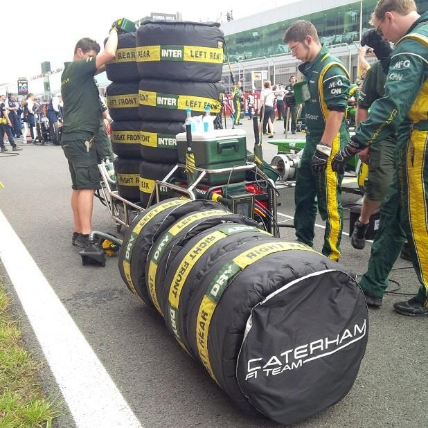 Mechanici Caterhamu přivezli pro Gieda van der Gardeho hned několik sad gum. Nizozemci se povedl husarský kousek, v jediném závodě byl dvakrát potrestán trestem průjezdu boxy. | Foto: Caterham F1 Team via Twitter