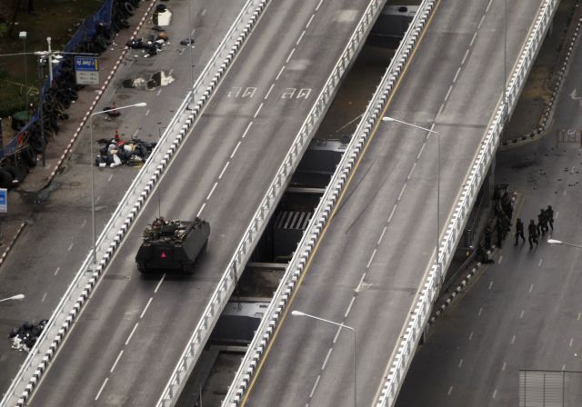 Osobní a nákladní automobily zmizely, centrum Bangkoku patří vojákům. | Foto: Reuters