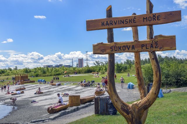 Karviné oblíbená rekreační oblast vodní nádrž Karvinské moře. Na snímku pláž a v pozadí důl ČSM. (6. července 2010) | Foto: ČTK