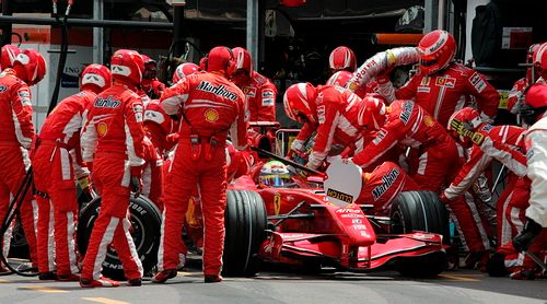 Mechanici Ferrari v manckých boxech pracují na monopstu Felipeho Massy. | Foto: Reuters