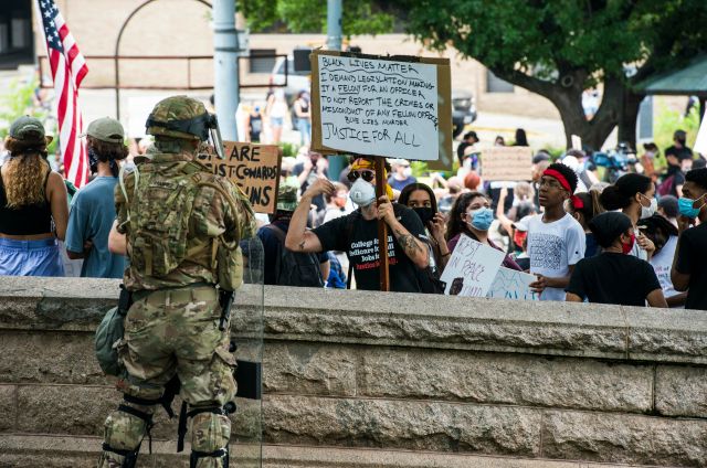 Příslušník americké vojenské policie, která je součástí Národní gardy, hlídkuje během protestů v texaském hlavním městě Austinu. | Foto: ČTK