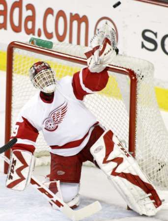 Dominik Hašek vyráží puk v utkání play off proti Calgary Flames. | Foto: Reuters