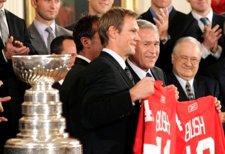 Kapitán Nicklas Lidstrom předává Bushovi dres Red Wings. | Foto: Jiří Šidliák, Reuters