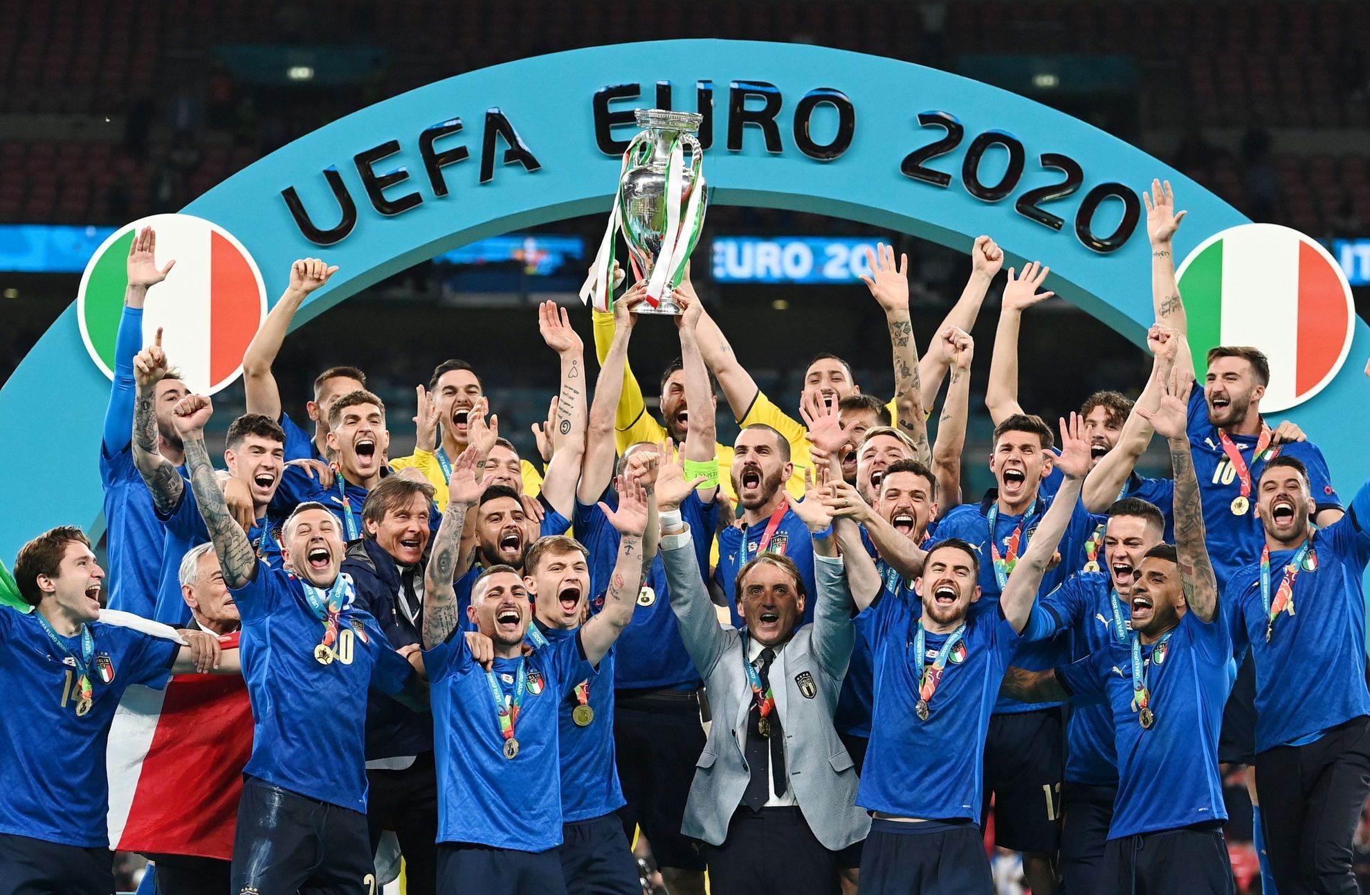 La finale di calcio di Euro 2020 si deciderà ai rigori.  Il titolo è celebrato dagli italiani, l’attesa inglese continua