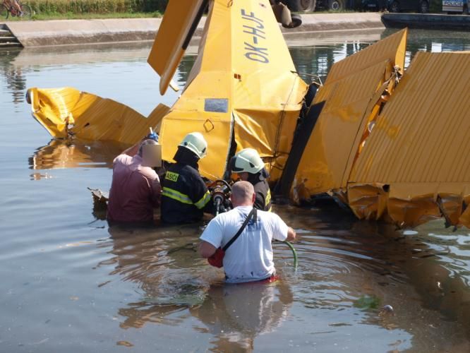 Zraněného dvaašedesátiletého pilota záchranáři odvezli se středně těžkým zraněním vrtulníkem do hradecké fakultní nemocnice. | Foto: HZS Královéhradeckého kraje