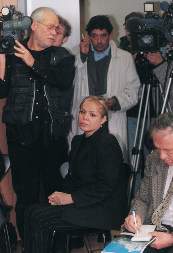 Prosím, ať to dobře dopadne... Dagmar Havlová v nejistotě. Nemocnice v Innsbrucku, kde byl prezident Havel operován, 14.4.1998. První cena. | Foto: Dan Materna, MF Dnes