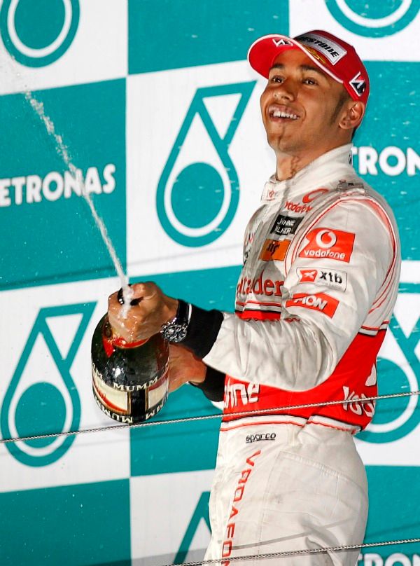 Druhý skončil Lewis Hamilton. | Foto: Reuters