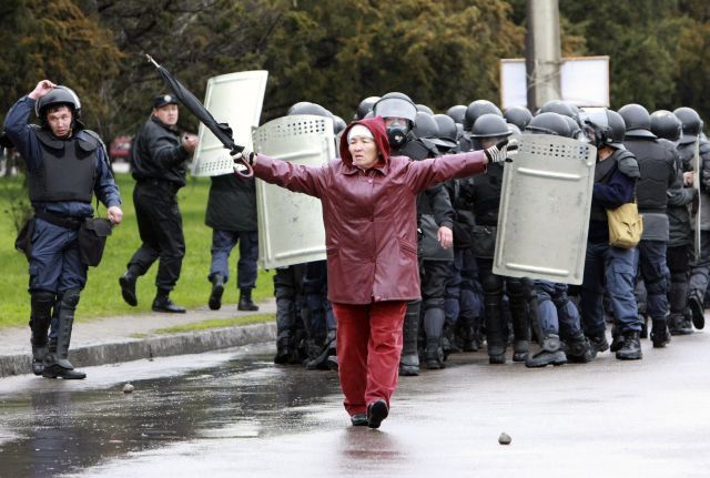 Na policisty pršelo kamení | Foto: Reuters