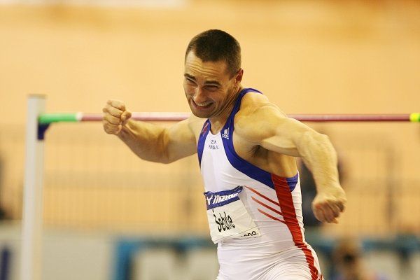 Roman Šebrle a radost po vydařené výšce. Kdyby tušil, co přijde v následující disciplíně, 60 m překážek... | Foto: Aleš Gräf, www.atletika.cz