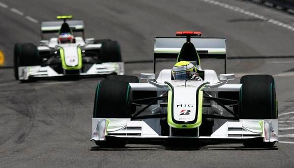 Vozy Brawn GP se od úvodu Velké ceny Monaka dostaly na vedoucí příčky | Foto: Sport