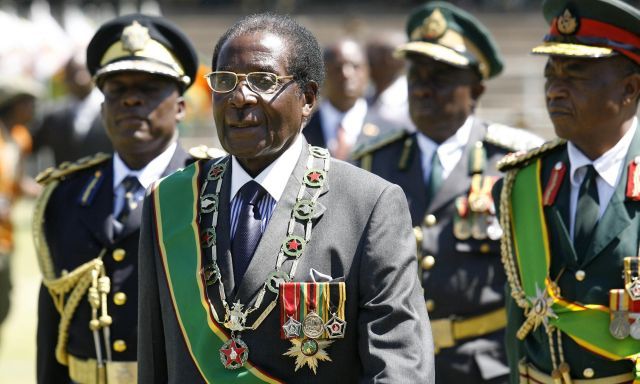 Robert Mugabe na přehlídce čestné stráže. | Foto: Reuters