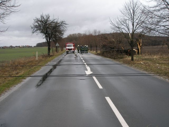 Spadlé stožáry VVN mezi Novým Bydžovem a Praskem. | Foto: KHKÚ