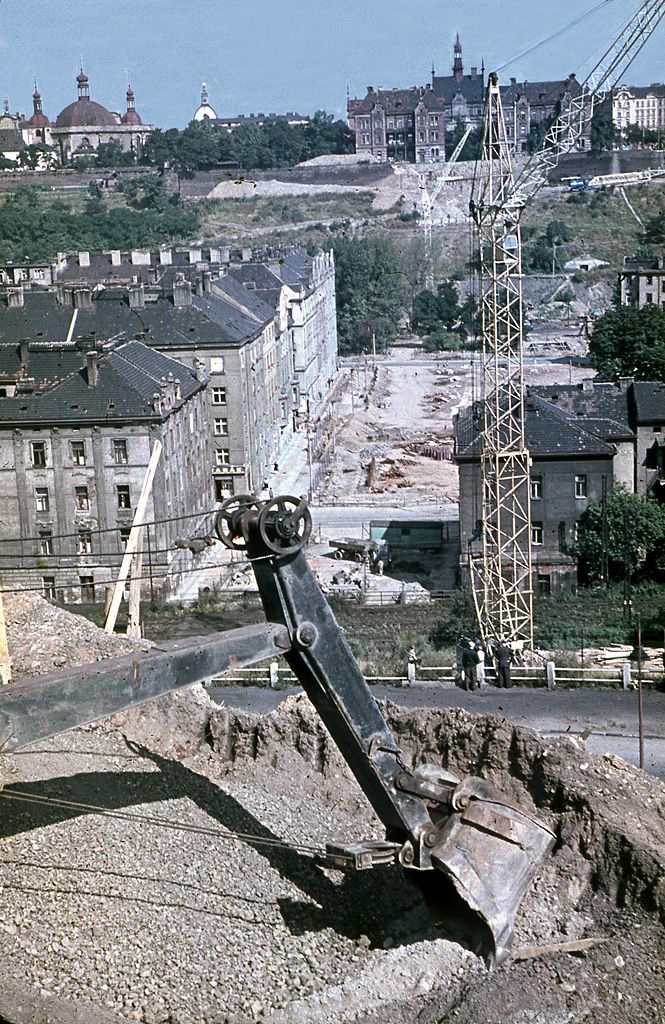 Výstavba byla zahájena v roce 1967 demolicí bloku 17 obytných domů. | Foto: Archiv DP