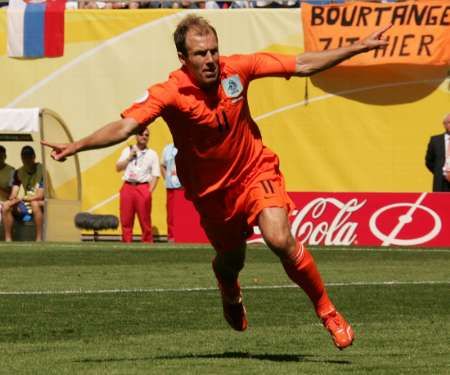 Nizozemský útočník Arjen Robben oslavuje svůj gól do branky Srbska a Černé Hory. | Foto: Reuters