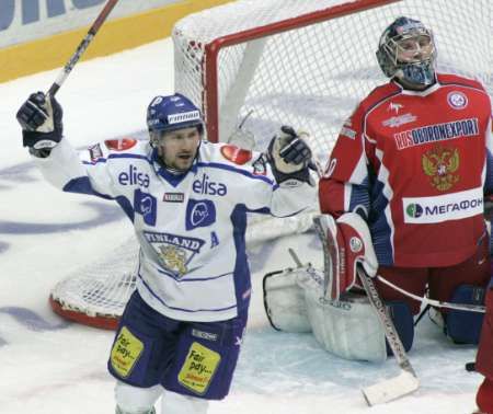 Finský hokejista Teemu Aalto se raduje z gólu v ruské síti v zápase Švédských hokejových her. | Foto: Reuters