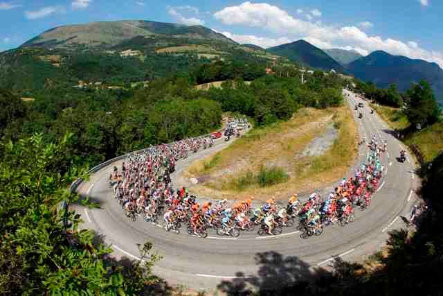 Peloton během desáté etapy Tour de France. | Foto: Reuters