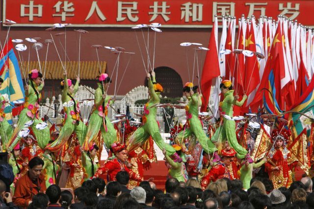 Ceremoniál k zapálení olympijské pochodně na náměstí Tchien An-men v Pekingu | Foto: Reuters