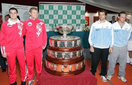 Ruští tenisté Michail Južnij a Dimitrij Tursunov (vlevo) spolu s Argentinci Agustinem Calleri (druhý zprava) a Davidem Nalbandianem stojí u Davisova poháru. | Foto: Reuters