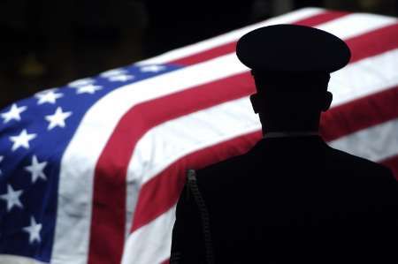 Americký voják drží čestnou stráž u rakve s bývalým prezidentem Geraldem Fordem v rotundě budovy amerického Kongresu na washingtonském Capitol Hillu | Foto: Reuters