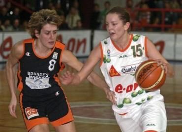 Eva Vítečková z Gambrinusu Brno (vpravo) se snaží obejít Catherine Melainovou z francouzského týmu Bourges Basket. | Foto: ČTK