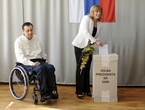 Iveta Radičová volí, její životní partner a předseda Slovenského paralympijského výboru Ján Riapoš se chystá k témuž | Foto: Reuters