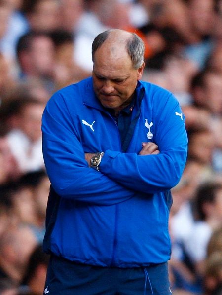 Manažer Tottenhamu Martin Jol má nůž na krku. | Foto: Reuters