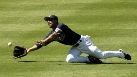 Dave Roberts ze San Diega se snaží chytit míč při zápase play-off MLB se St.Louis. | Foto: Reuters