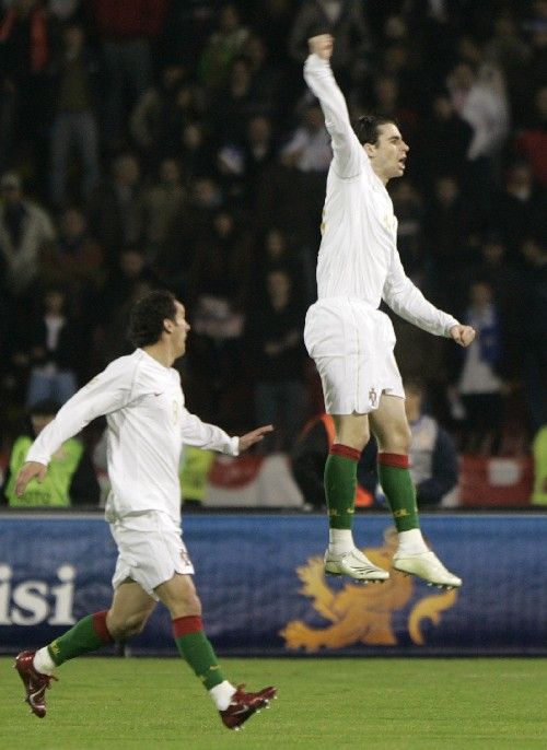 Portugalský fotbalista Tiago Mendes (vpravo) slaví gól v kvalifikačním utkání proti Srbsku. | Foto: Reuters