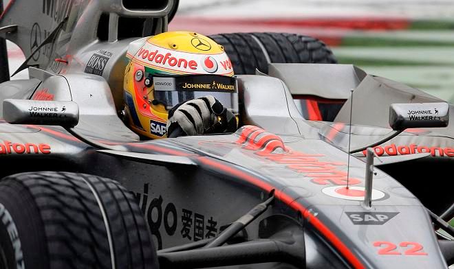 Lewis Hamilton na trati v Monze | Foto: Reuters