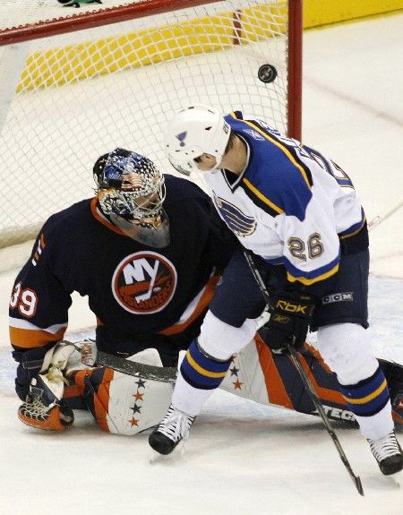 Český útočník Petr Čajánek ze St. Louis Blues sleduje tečovaný puk, kterým vyrovnal těsně před koncem zápasu proti New Yorku Islanders. | Foto: Reuters