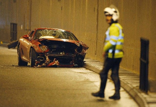 Cristiano Ronaldo zlikvidoval v tunelu poblíž letiště v Manchesteru své Ferrari. | Foto: Reuters