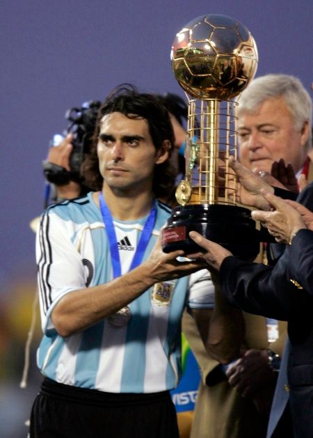 Zklamaný Roberto Ayala s trofejí za druhé místo po finále Copa America, v němž Brazílie porazila Argentinu. | Foto: Reuters