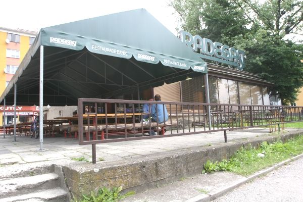 Karvinská restaurace Baník, které havíři neřeknou jinak, než skleník. Hosté uvnitř jsou prakticky výhradně horníci. Současní i bývalí. A servítky si ani tady neberou. "Jak to vypada? Rob, anebo letiš. Jenom fjedrung, fjedrung, na bezpečnost prace každy sere, tak to vypada," shrnul asi třicetiletý horník Roman konec příběhu, kterým komunistický režim dělal z havířů šlechtu mezi dělnickou třídou. Přesto je havířina v regionu stále nadprůměrně placená práce. "Rok 2008 byla spousta přesčasů a mimořádných odměn. Průměrný plat v dole byl tehdy přes 32 tisíc hrubého. Vloni to bylo necelých 29 tisíc. Letos se to ale pomalu vrací do hodnot před krizí," naznačil mluvčí OKD Vladislav Sobol, jak se propad poptávky po uhlí promítl do platů. | Foto: Karel Toman