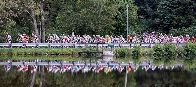 Peloton při desáté etapě | Foto: Reuters